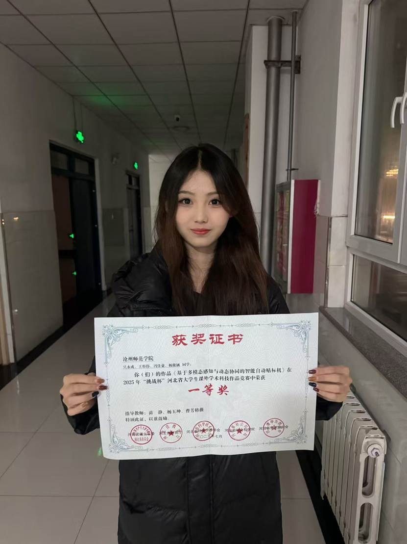 图片包含 室内, 人, 桌子, 女人 AI 生成的内容可能不正确。