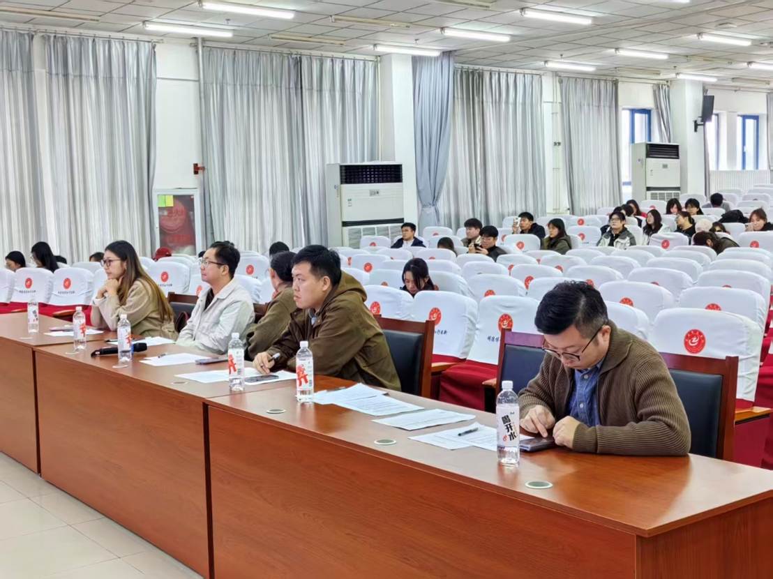 一群人坐在桌子前 AI 生成的内容可能不正确。