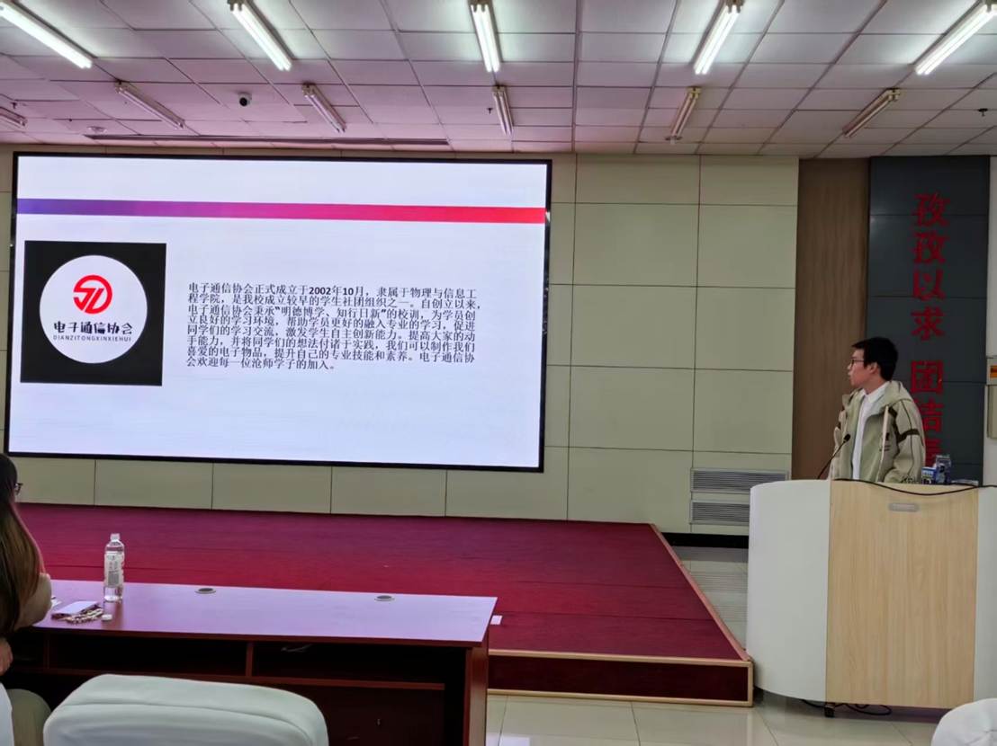 人们在看台上的人在房间里 AI 生成的内容可能不正确。