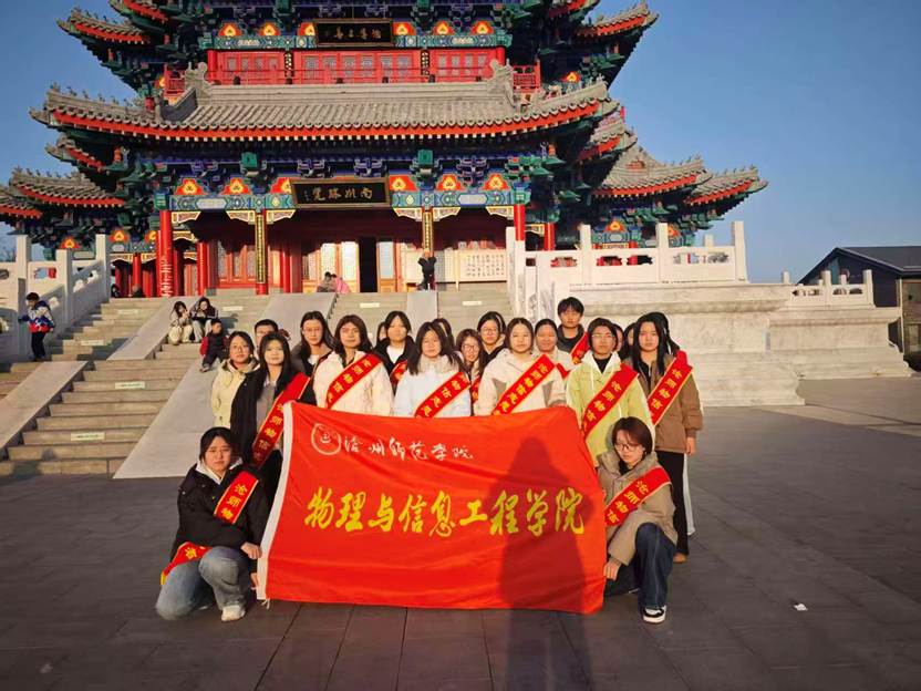 建筑前的广场上有许多人 AI 生成的内容可能不正确。