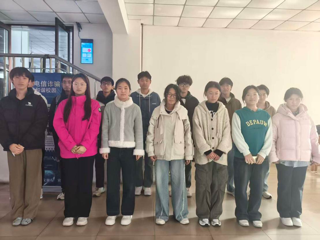 一群人站在一起 AI 生成的内容可能不正确。