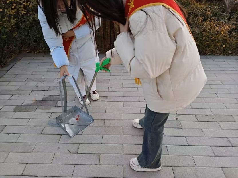 穿白色衣服的人在街道边走 AI 生成的内容可能不正确。