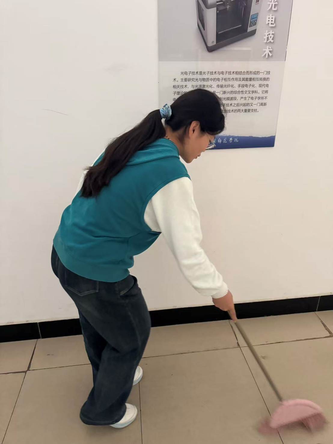 穿白色衣服的人 AI 生成的内容可能不正确。