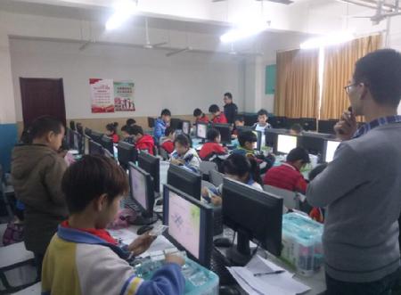 卢亚朋等同学来到恩次方创客教育参加中小学生科技培训
