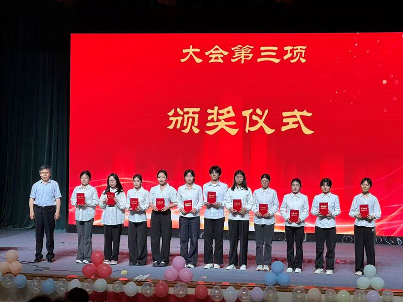 一群人站在台上 AI 生成的内容可能不正确。