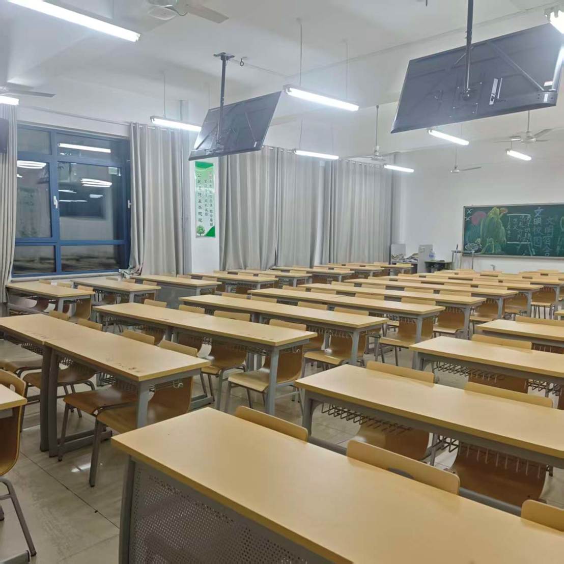 图片包含 室内, 桌子, 天花板, 大 AI 生成的内容可能不正确。