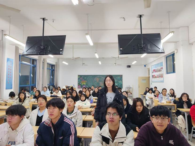 一群人在房间里 AI 生成的内容可能不正确。