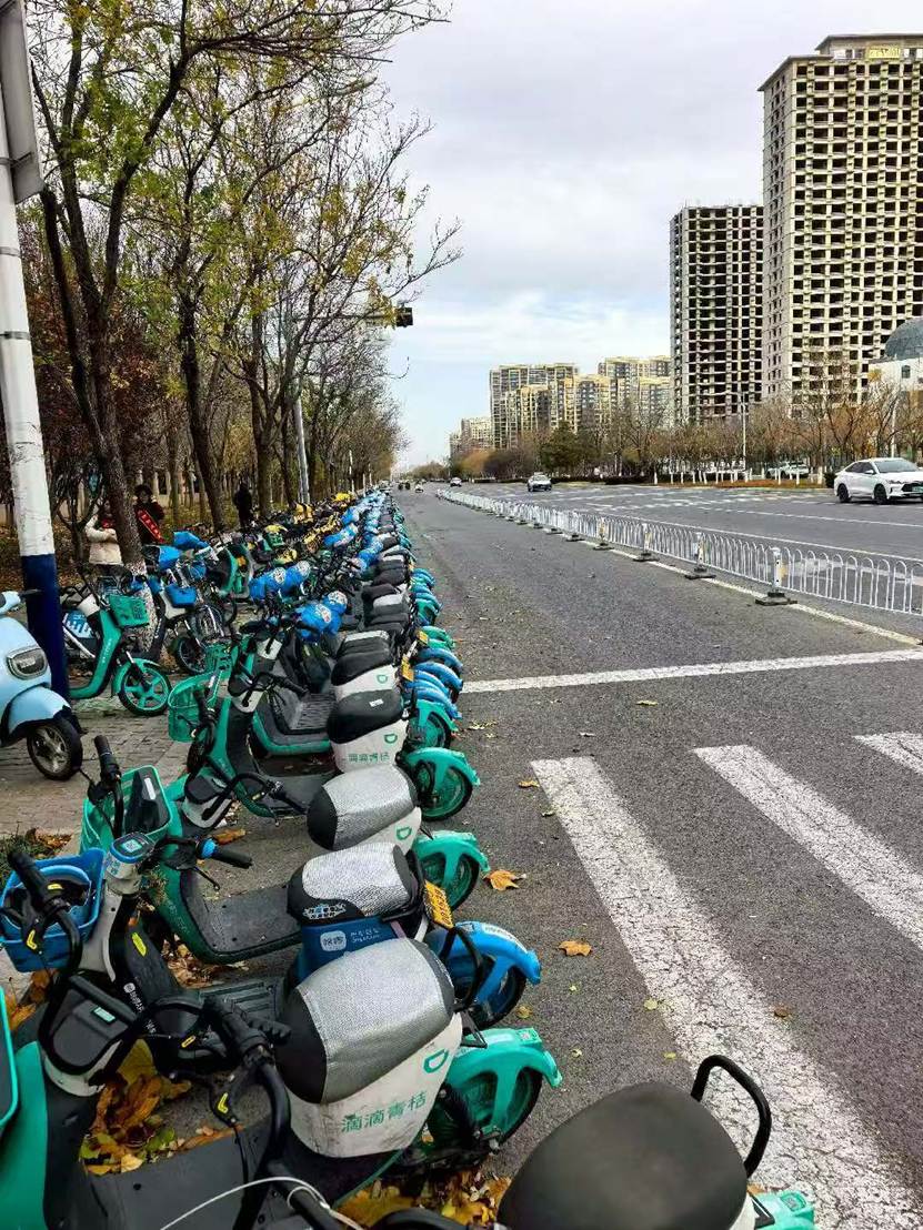 城市街道与高楼大厦的自行车 AI 生成的内容可能不正确。