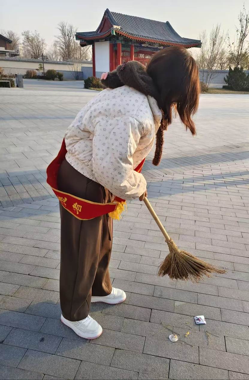 人牵着棕色的狗 AI 生成的内容可能不正确。