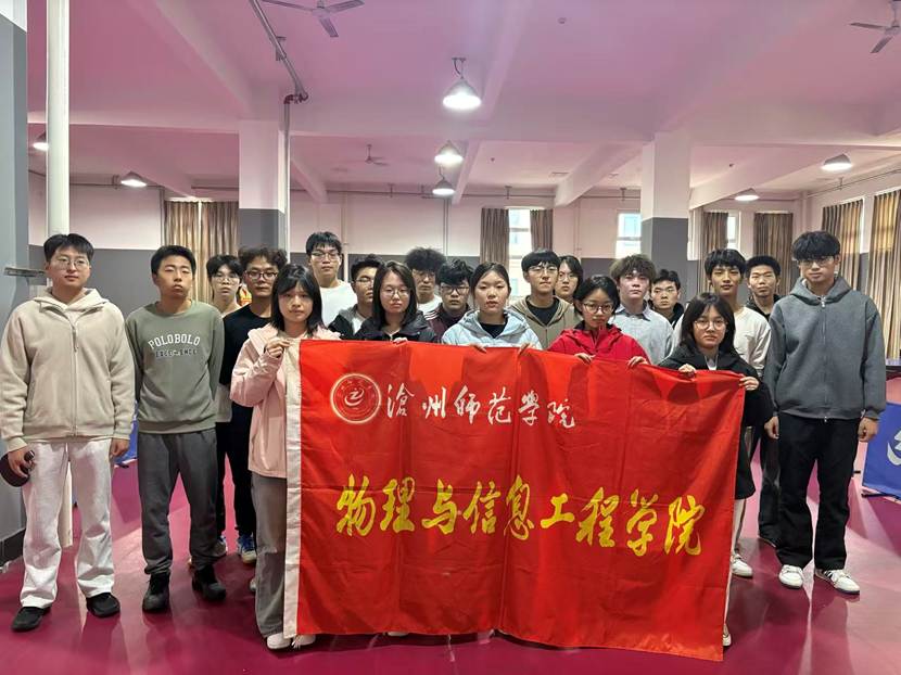 一群人站在台上 AI 生成的内容可能不正确。