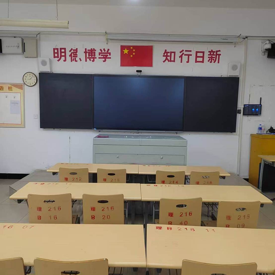 房间的摆设布局 AI 生成的内容可能不正确。