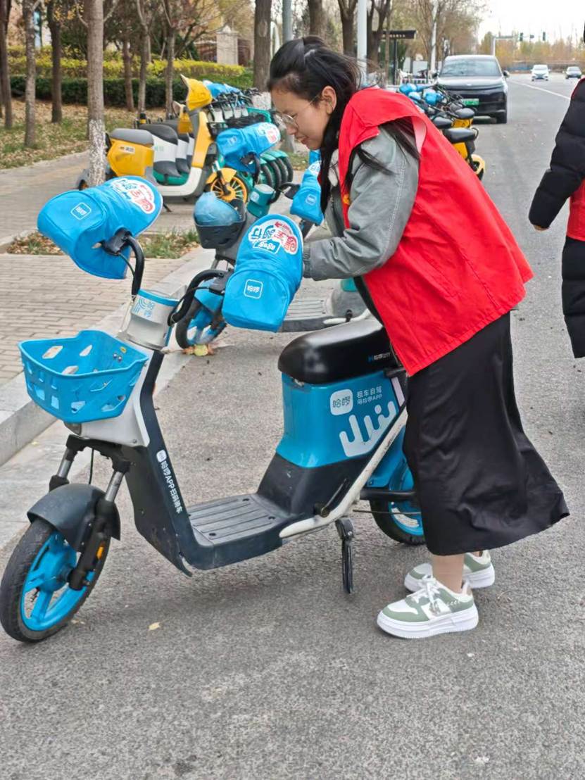 图片包含 户外, 人, 草, 女人 AI 生成的内容可能不正确。