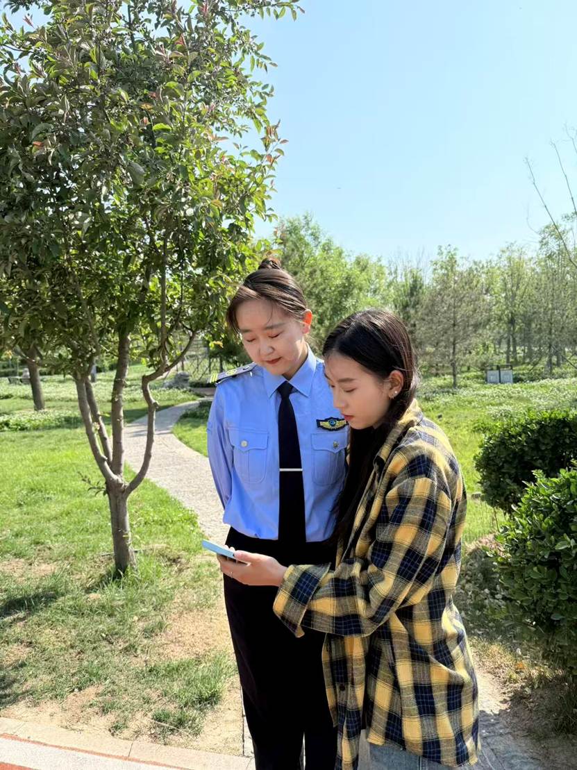 男人站在树下 AI 生成的内容可能不正确。