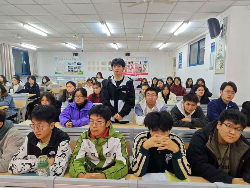 会议室里的人们 AI 生成的内容可能不正确。