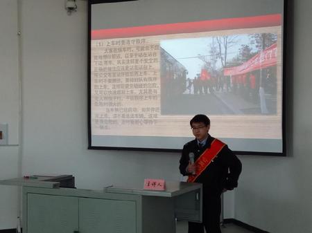 尹强队长就安全乘车与文明乘车的知识做出详细介绍(摄影 张朝阳)