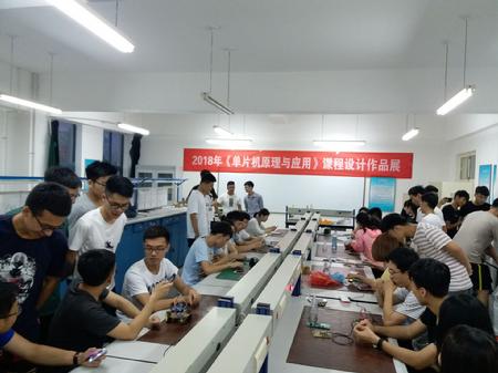 同学们参观《单片机课程设计与应用》课程设计展1(摄影 徐浩)