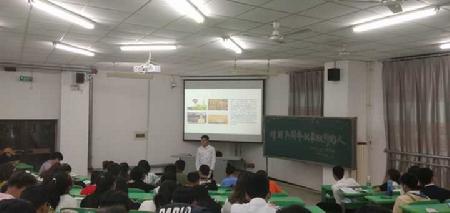 杨思寒同学进行“建国70周年我最敬仰的人”演讲