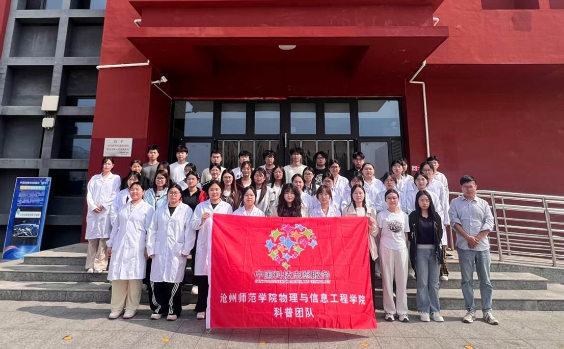 一群人站在建筑前 AI 生成的内容可能不正确。