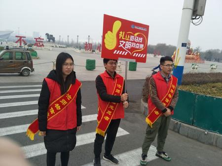 刘海楠、姚晨光、张博三名同学参加“文明公交行”志愿服务活动