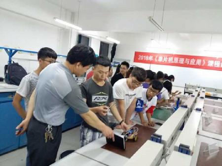 潘治钢参观《单片机课程设计与应用》课程设计展(摄影 徐浩)