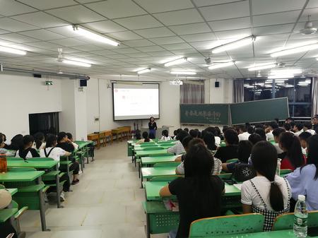 全体大一学生正在聆听郭院长讲座(摄影 孙建强)