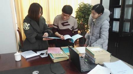 郑院长在查看资料