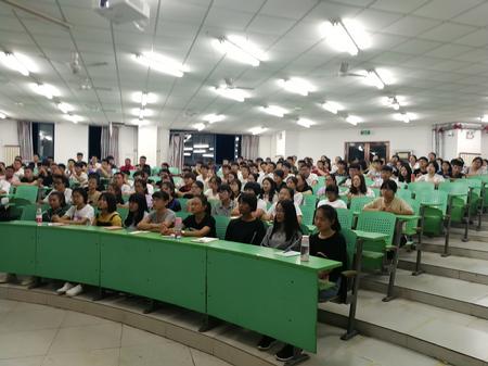 全体大一学生正在听讲座(摄影 孙建强)