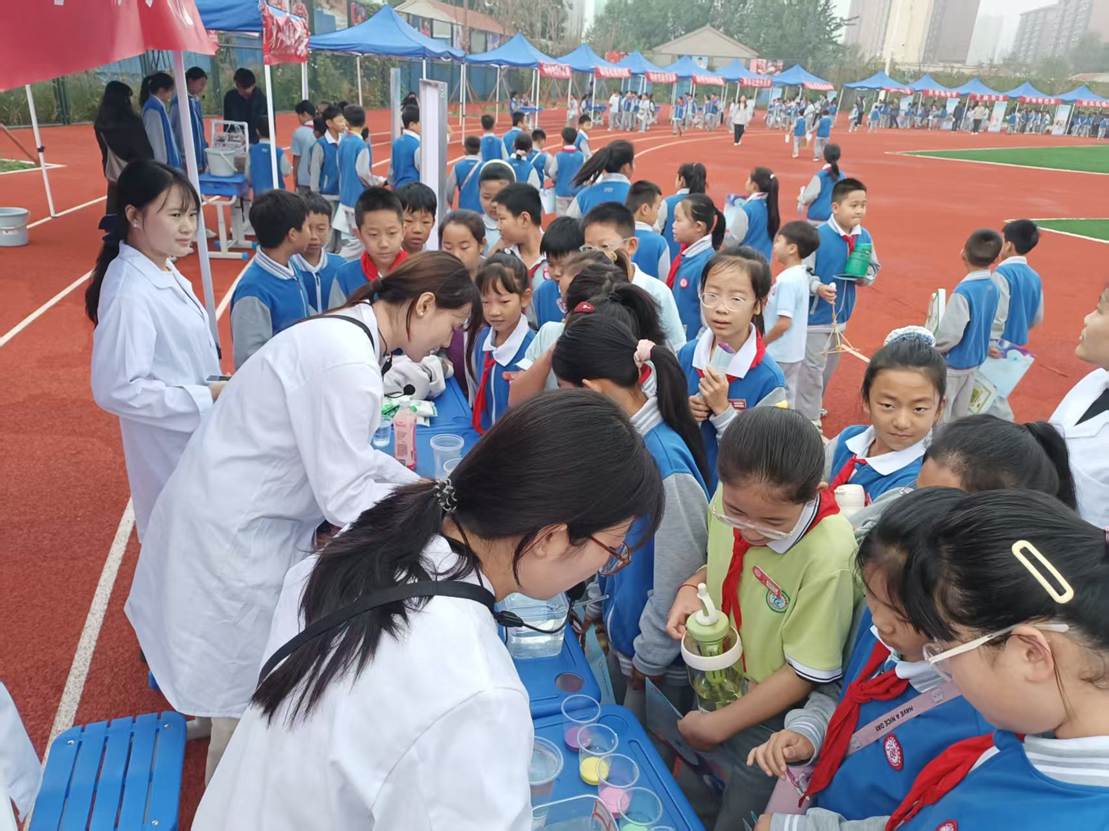 一群小孩站在人群中 AI 生成的内容可能不正确。