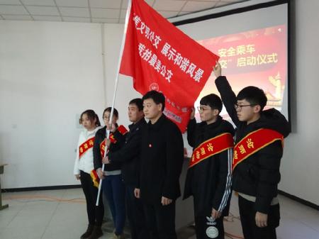 成达公司经理白义栋和物理与信息工程学院党总支书记潘治钢向志愿者代表授旗