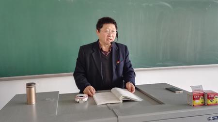 游阳明在理科楼九阶梯教室上《普通物理》