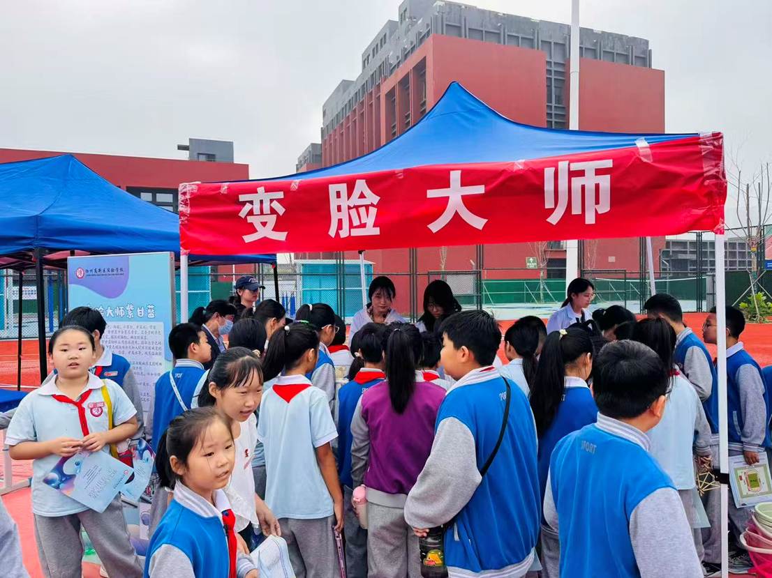 人们站在人群中 AI 生成的内容可能不正确。