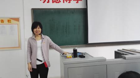 马文娟在理科楼11教室上《原子物理学》