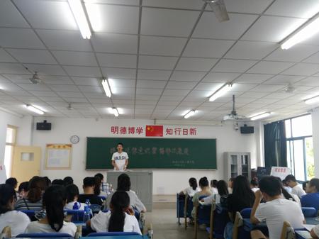 党总支书记潘治钢、辅导员张冠雄老师参加本次会议(摄影 贺之源)