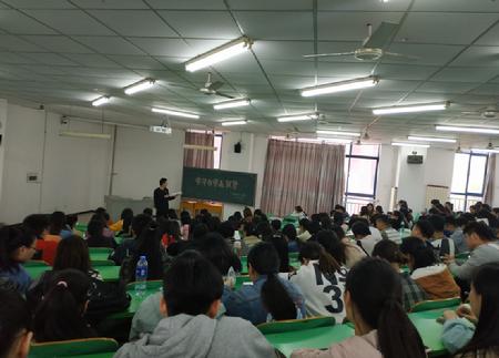 辅导员张冠雄主持召开“学习与学业预警”主题班会