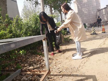 教师捡垃圾