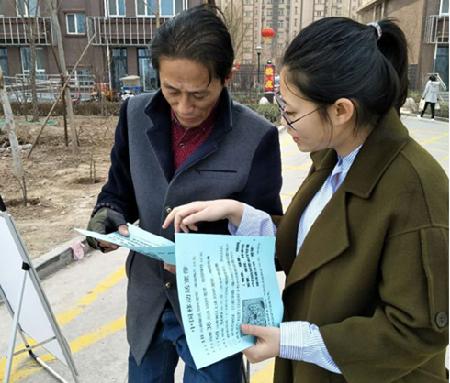 张同旭同学到沧州移动社会实践向顾客介绍宽带业务