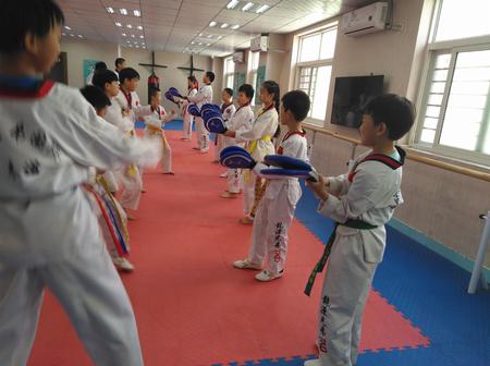 施亚琦同学担任跆拳道教练