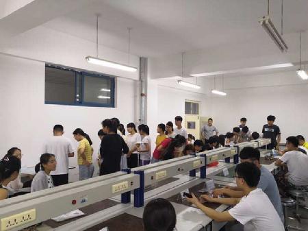 同学们参观《单片机课程设计与应用》课程设计展(摄影 徐浩)