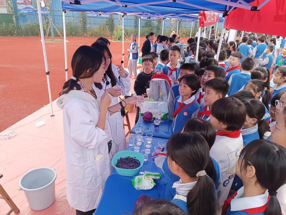 人们在看台上的人群 AI 生成的内容可能不正确。