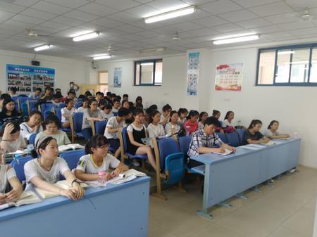 我院在9阶梯召开防范非法集资宣传月活动学生大会(摄影 贺之源)