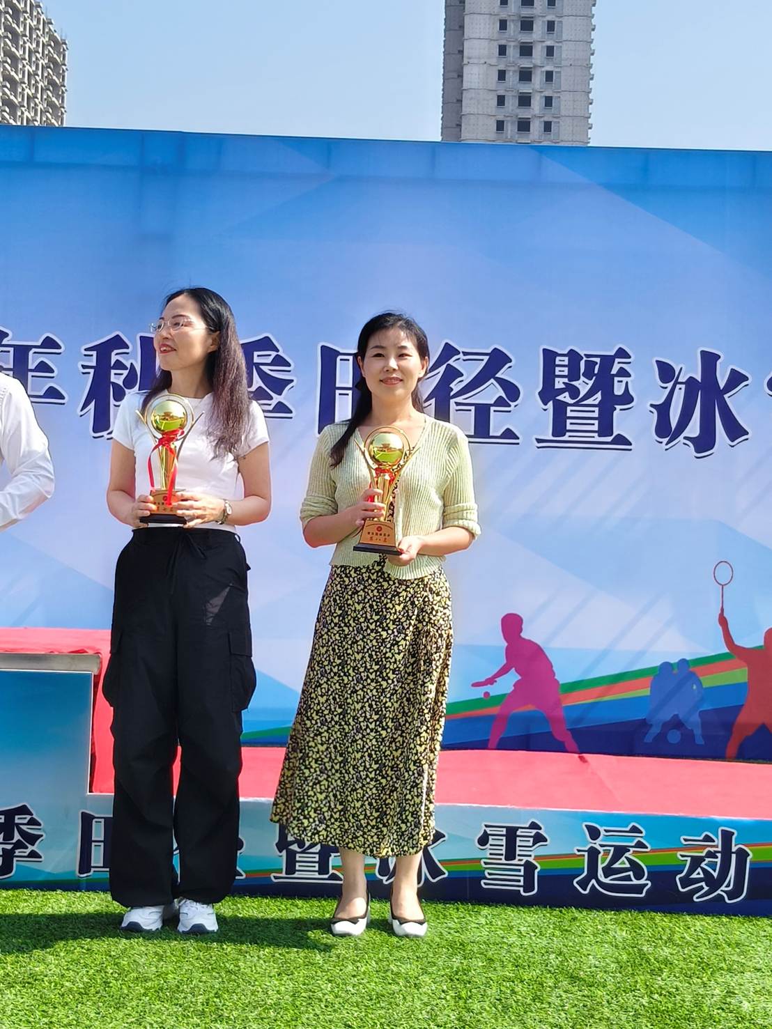 男人和女人站在草地上 AI 生成的内容可能不正确。