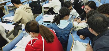 学习小组在讨论问题
